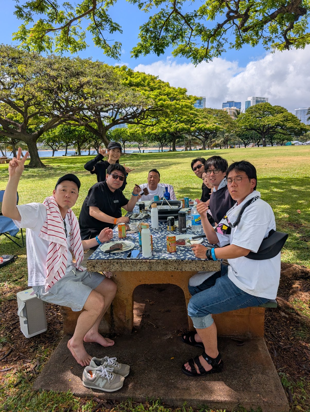 ビーチパークでのプライベートBBQを楽しむグループ（オアフ島）