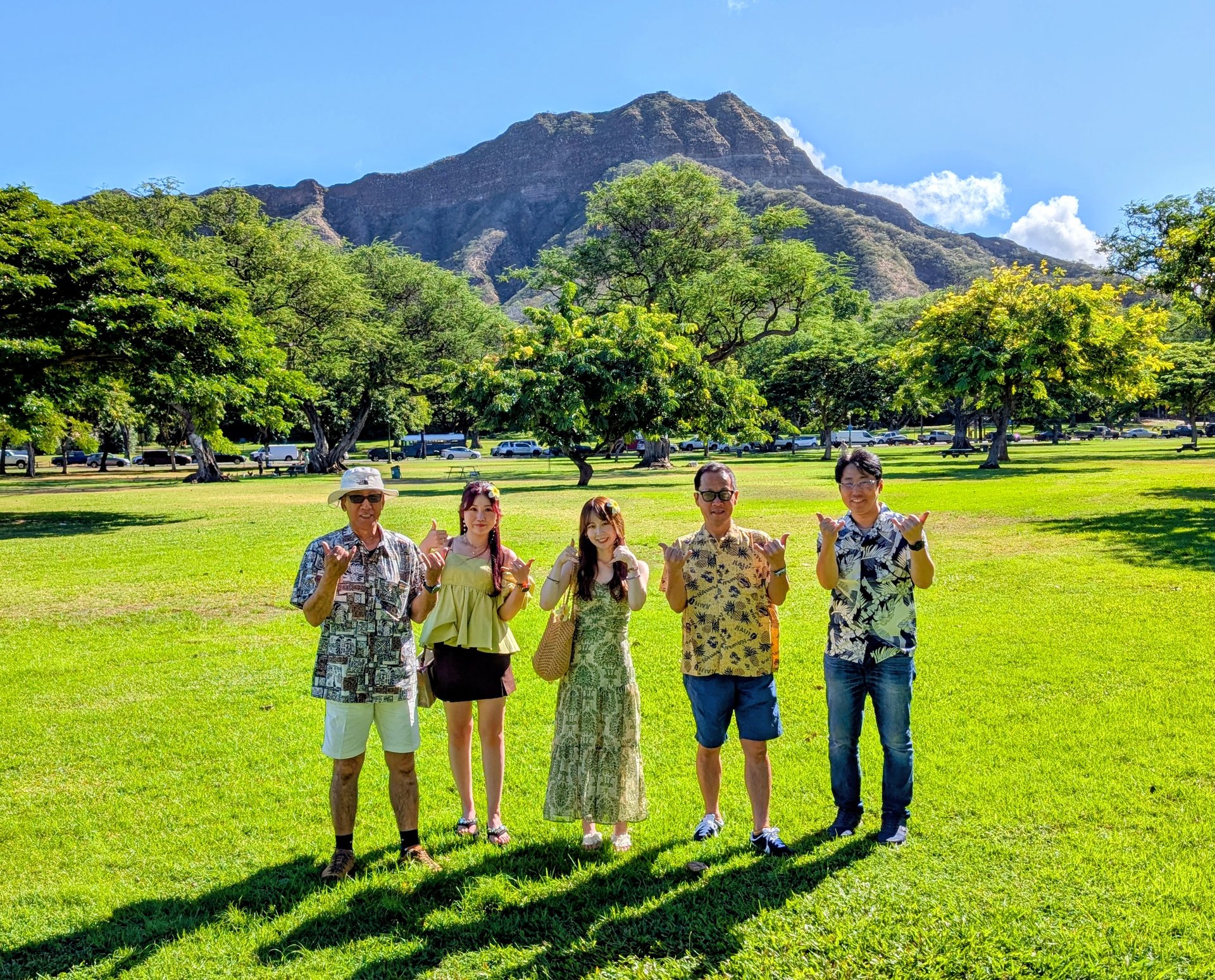 グループでアロハポーズ