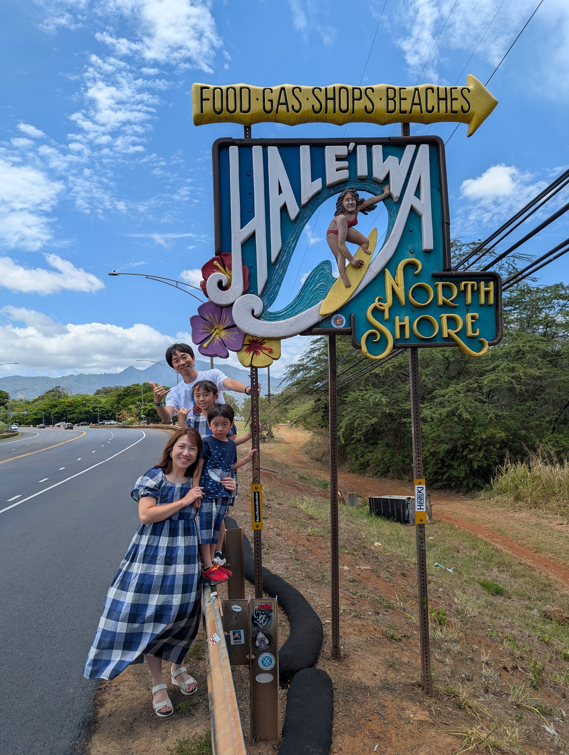 ハレイワサインで家族写真