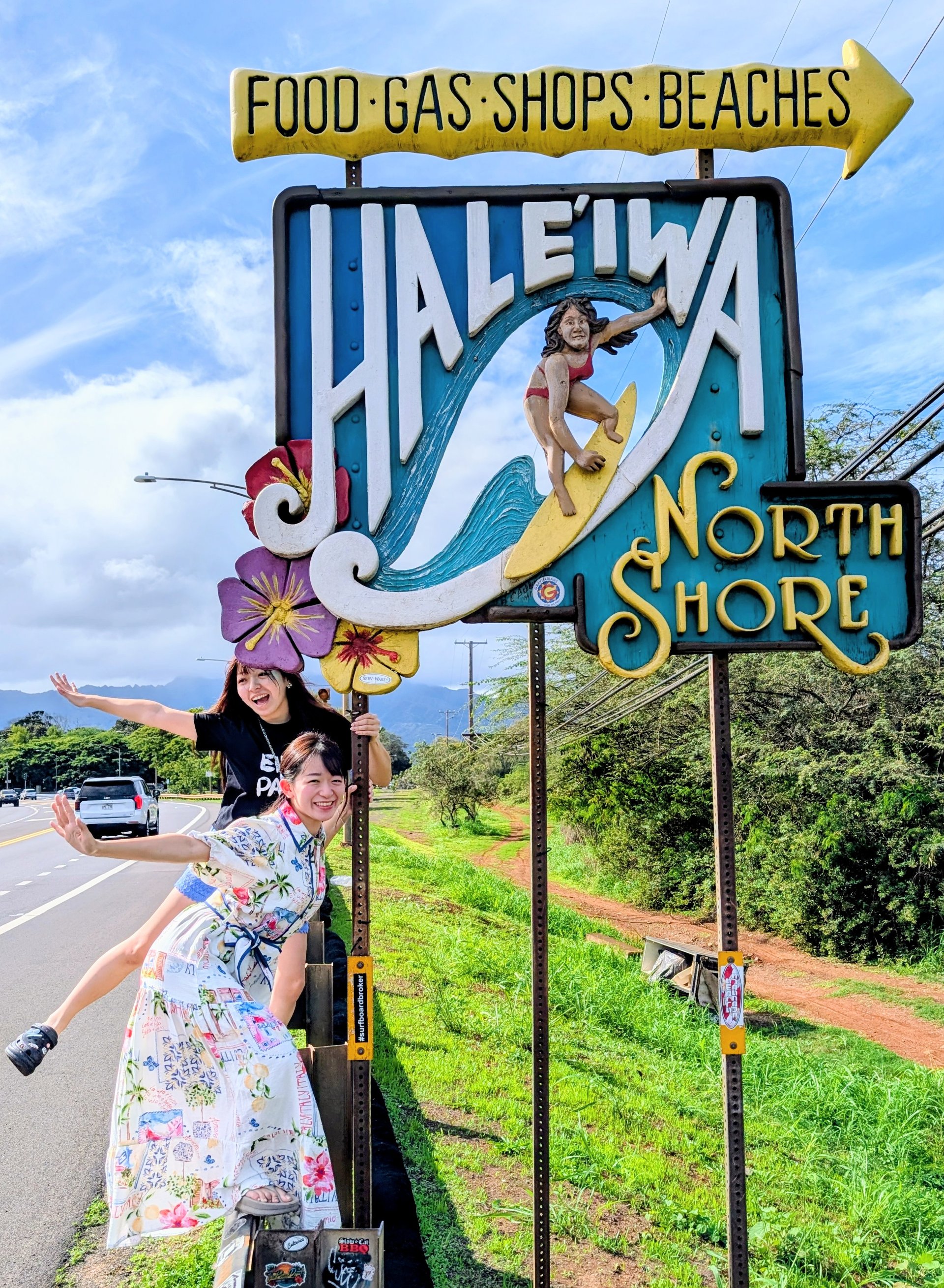 ハレイワサインで友達と記念撮影