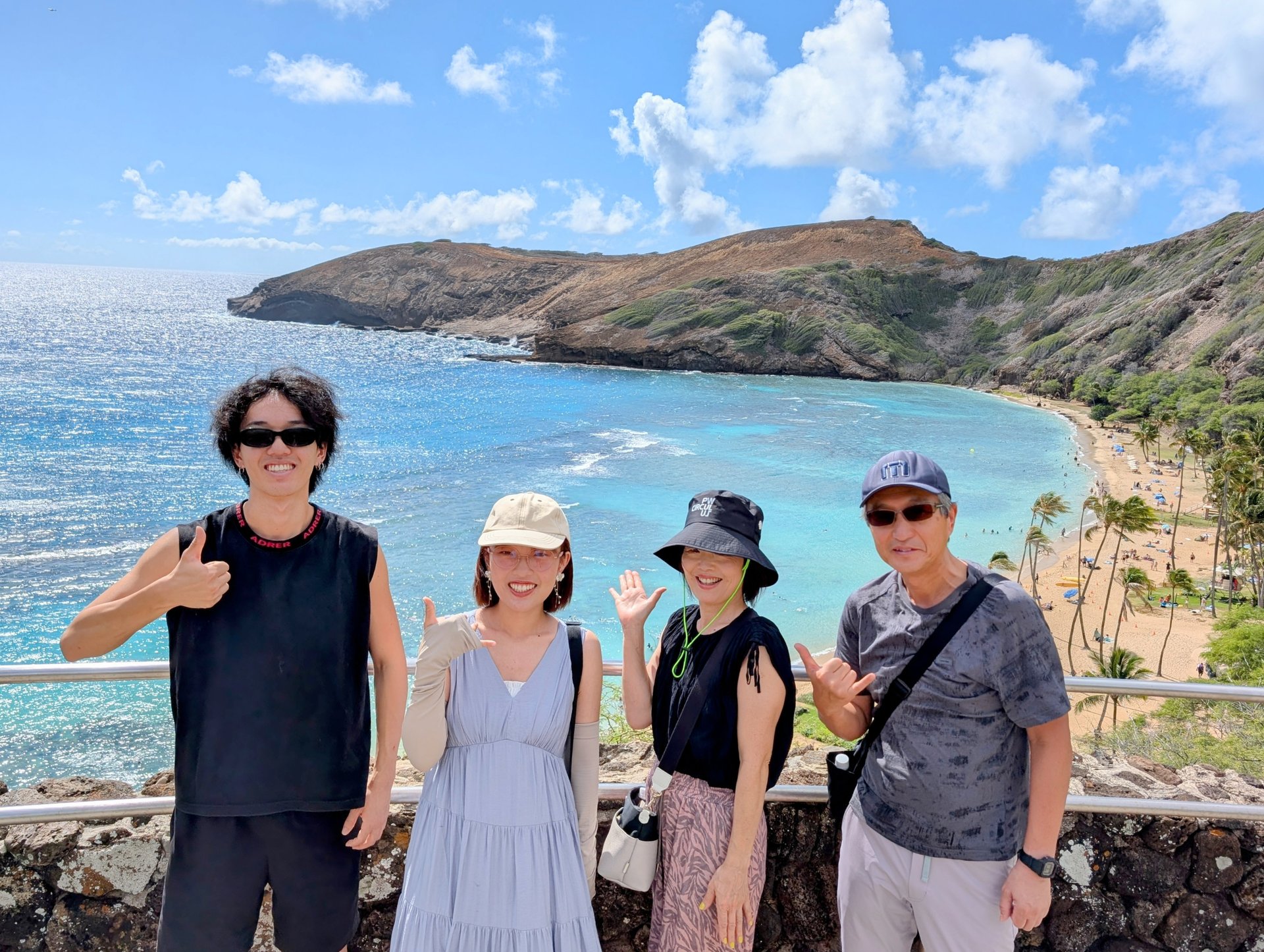 ハナウマ湾展望台からの絶景 — エメラルドグリーンのサンゴ礁