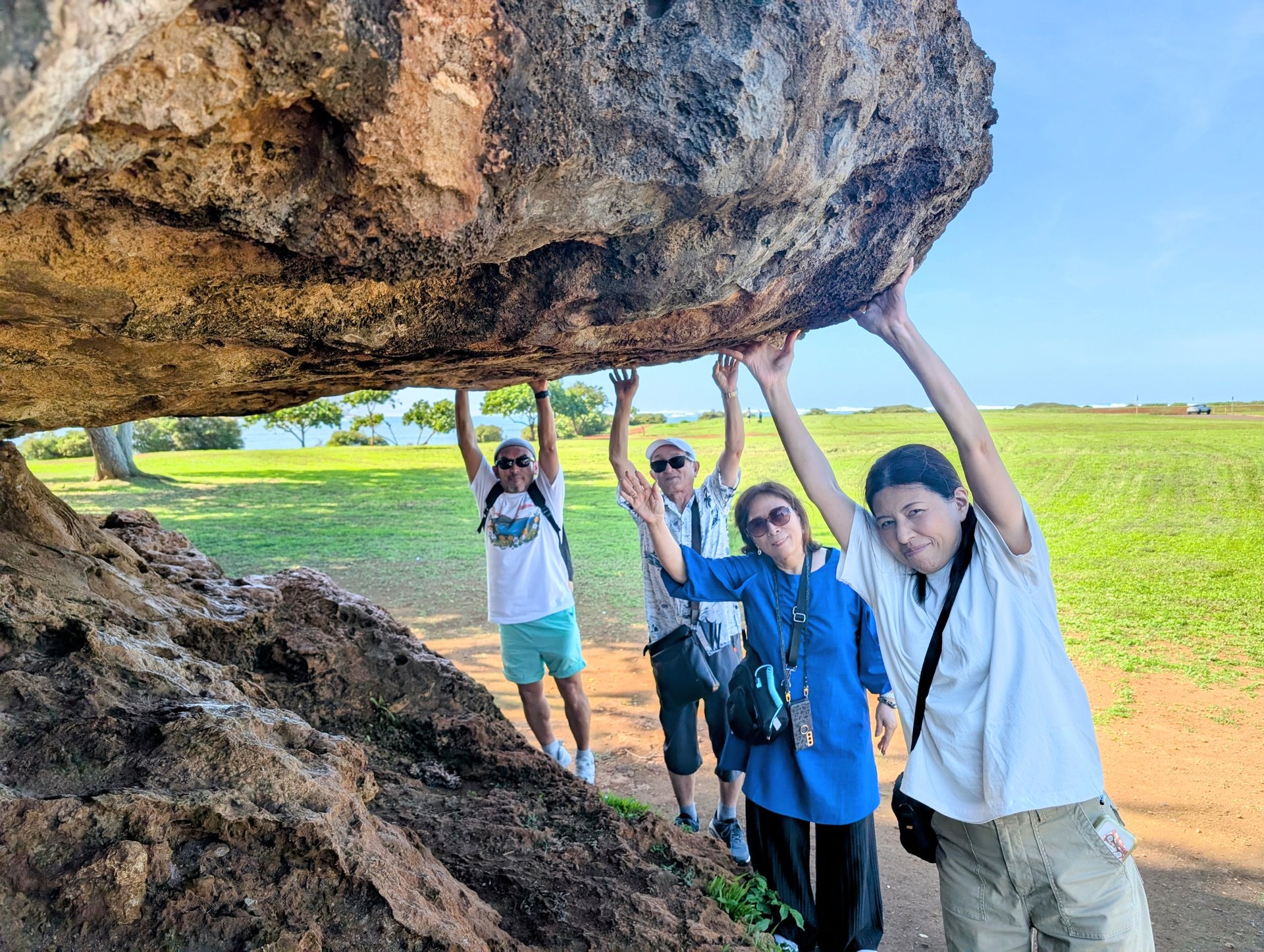 ポハク ラナイ 岩の下からの迫力